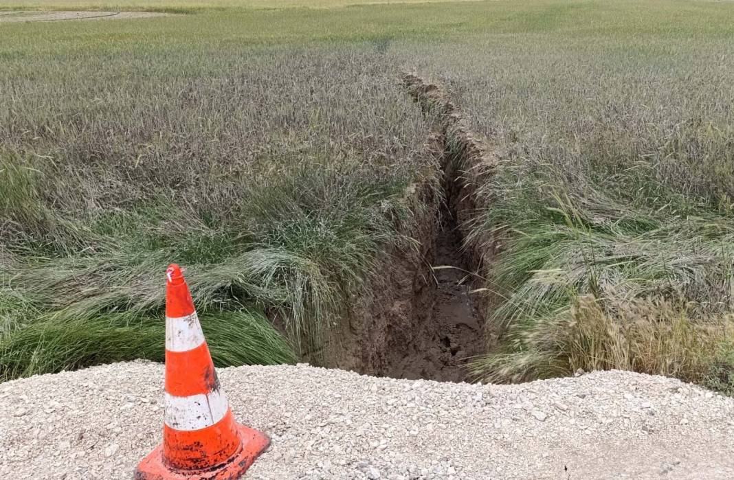 Konya’nın kurak ilçesinde toprak yarıldı! Yol ortadan ikiye ayrıldı 2